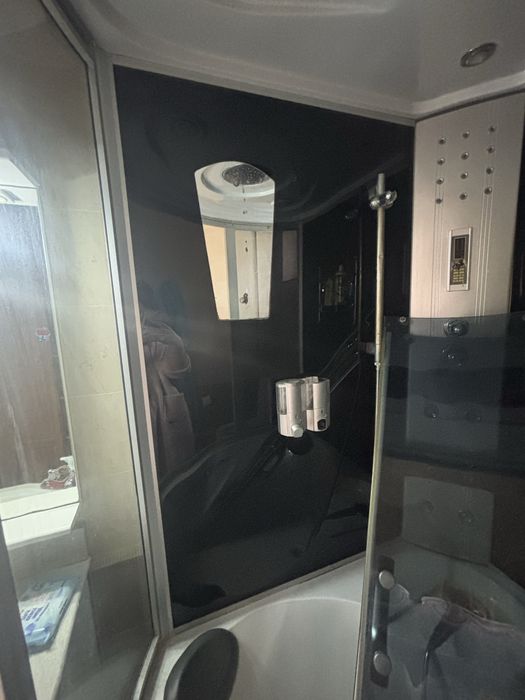 Cabina de dus cu cadita