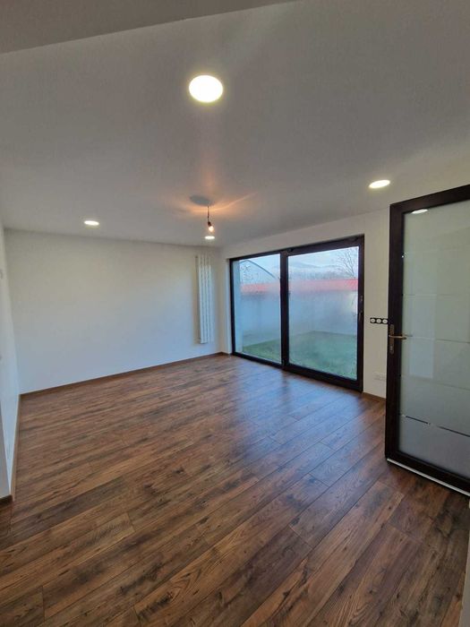 Casa situată în Dumbrava Roșie,la 7 km de Piatra Neamț,3 nivele D+P+M