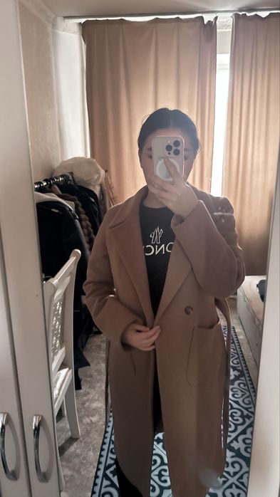 Длиное бежовое пальто