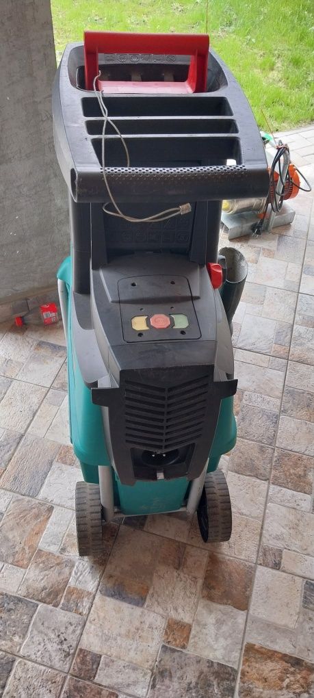 Vând tocator de crengi și resturi vegetable Bosch axt25tc