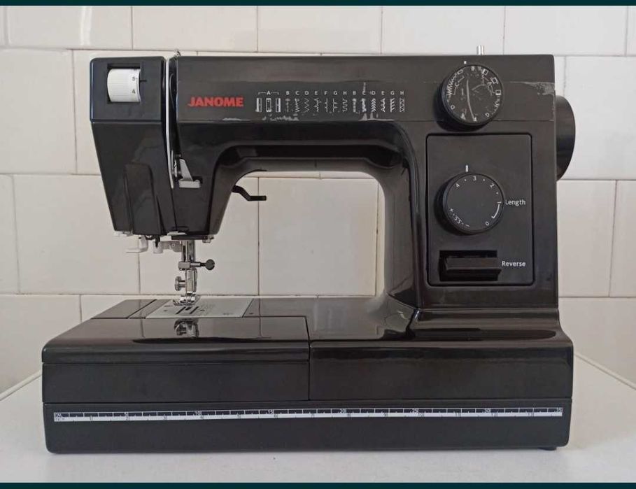 Mașină Janome HD1000-731LE Black Edition, 14 ochiuri