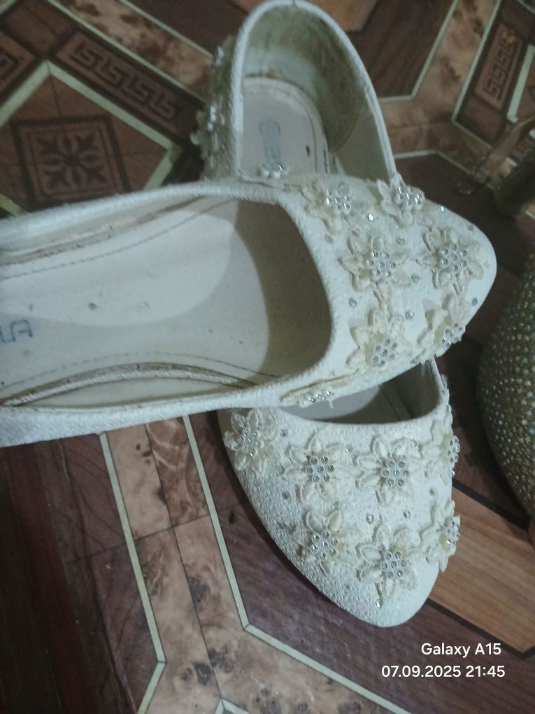 Yangi Oq TUFLI 50 ming