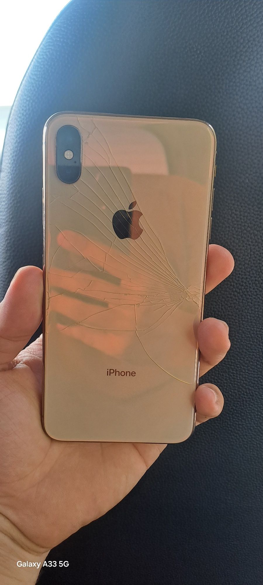 Iphone Xs max gold rang.