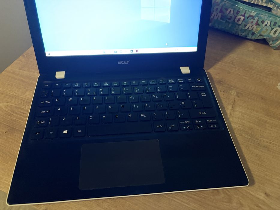 laptop acer alb cu display-ul intact nu are nimic spart