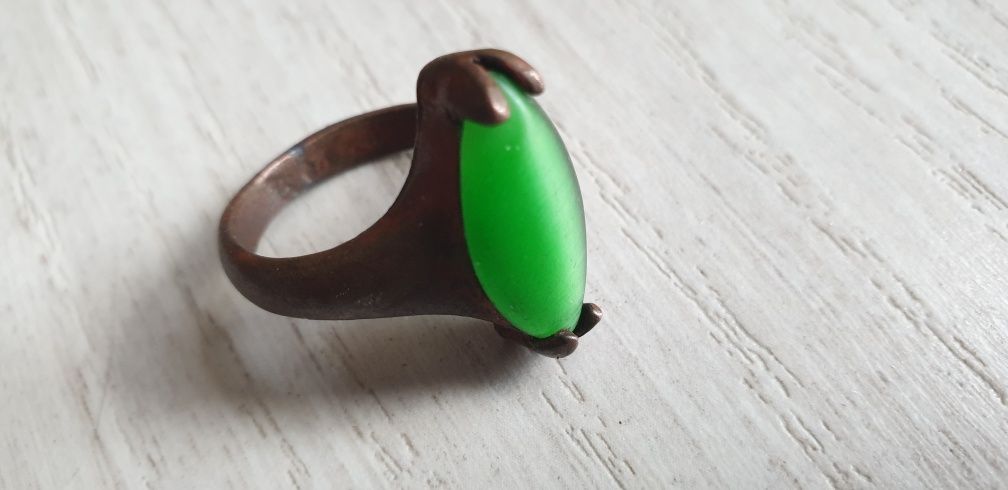 Стар пръстен камък зелен мат