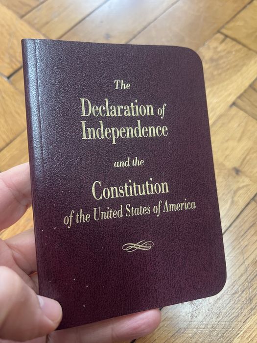 Книга с Декларация за независимост и Конституцията на САЩ