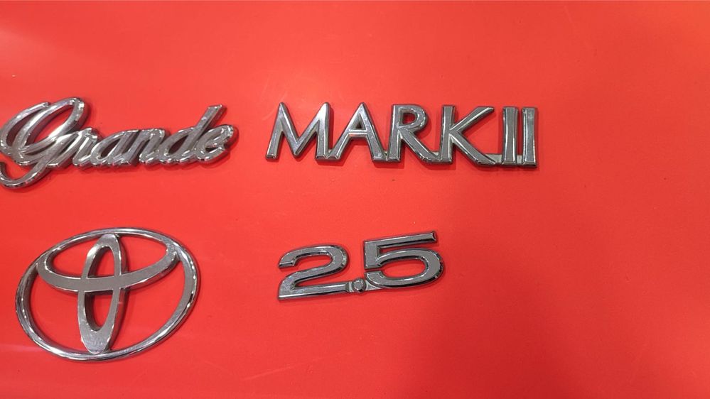 Значки на автомобиль Toyota mark 2.