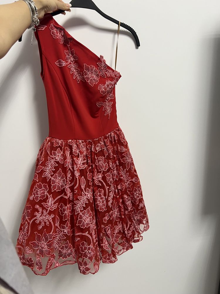 Rochie din voal pe un umar