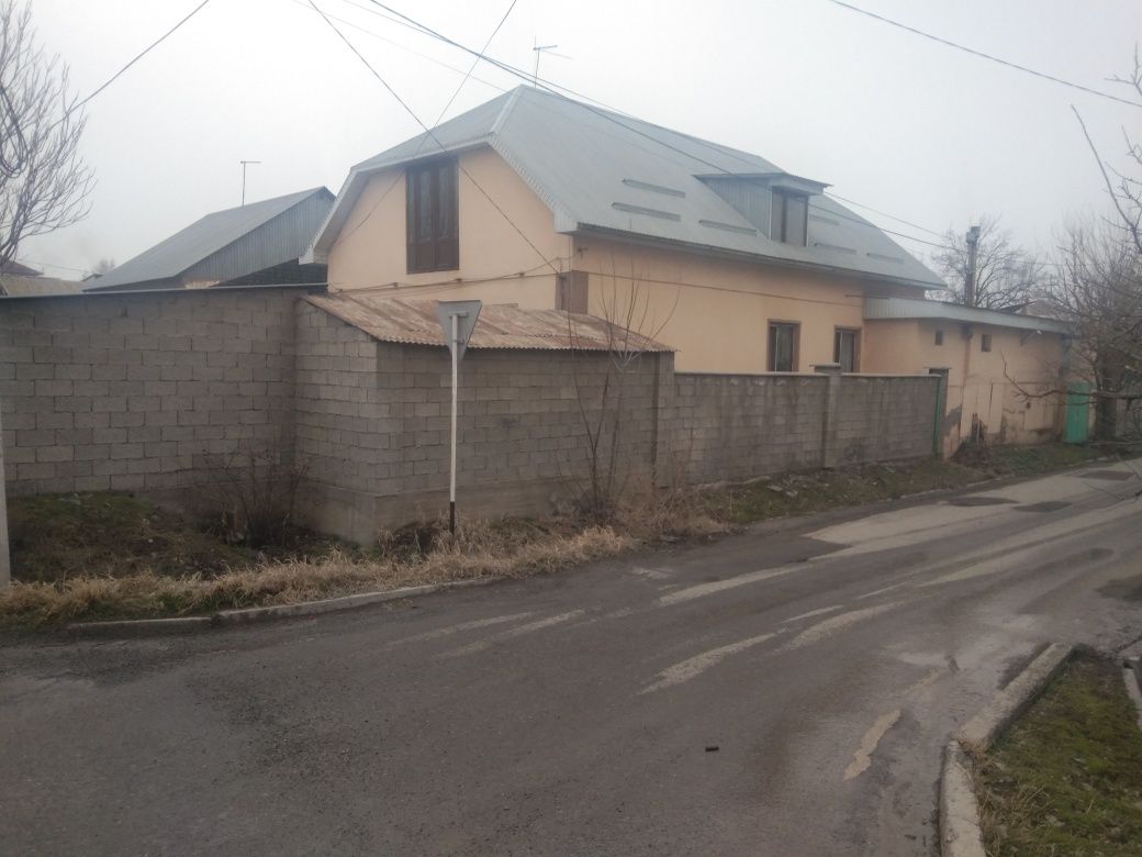 Продается два дома на одном участке