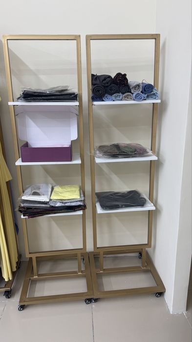 Диван, стол, reception, стойки для одежды