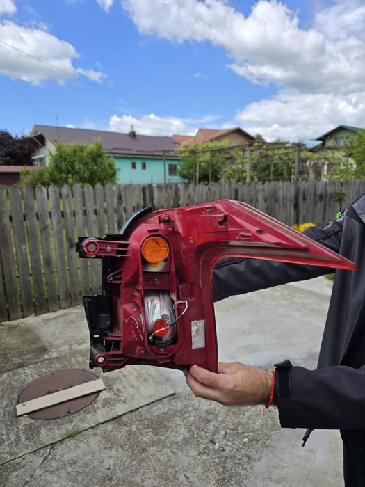 Lampă stop peugeot 5008 ( stanga spate in stare f bună