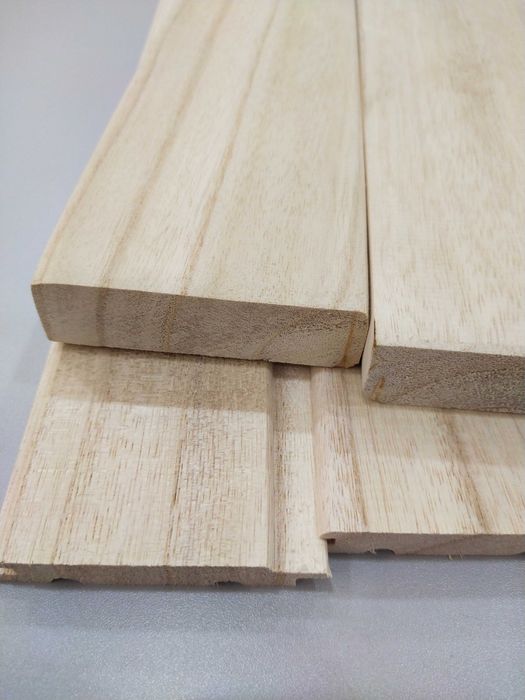 Доски из древесины дерева павловнии.