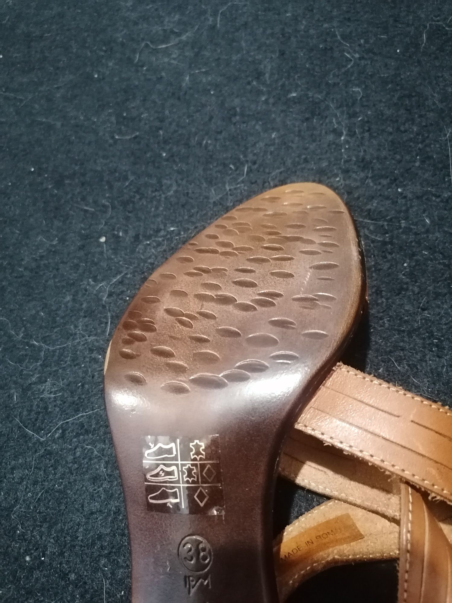 Sandale piele naturala, noi, cu eticheta, mas 38, pret 100 lei.