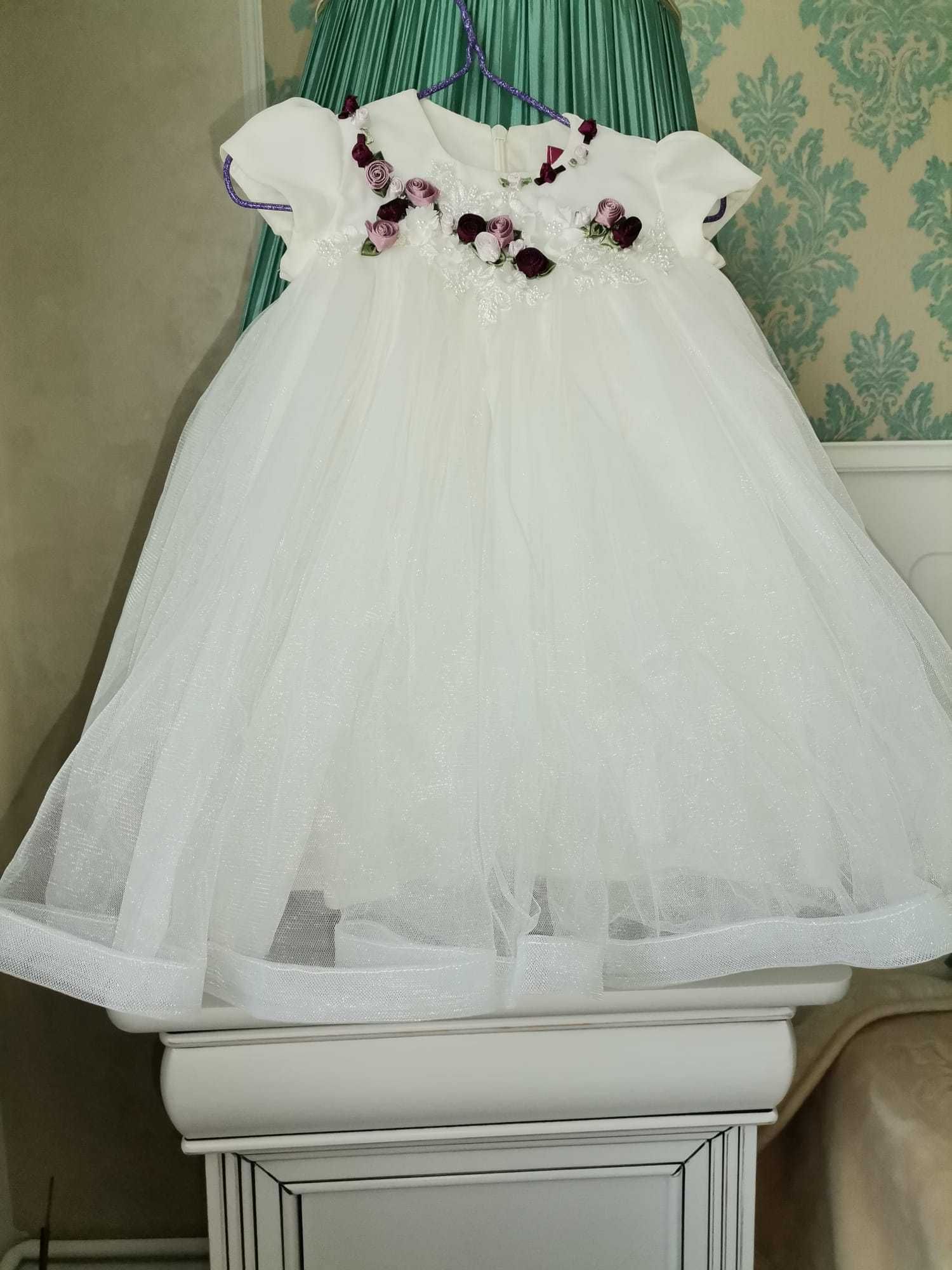 NOUA - Rochita de botez eleganta alba din tulle cu aplicatii