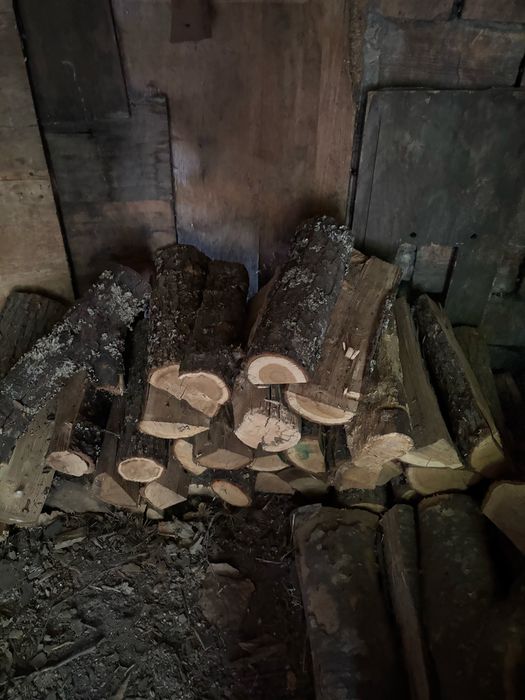 Нацепени дърва за огрев и подпалки