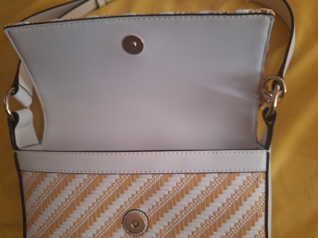 Дамска чанта GUESS