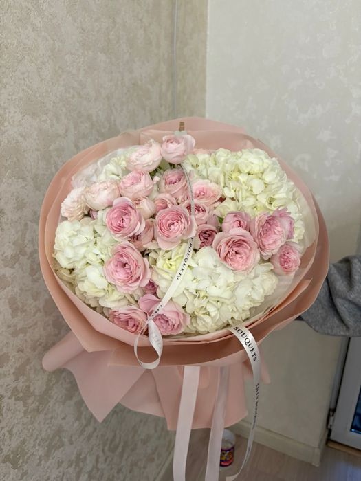 Нежный букет из роз и гортензии