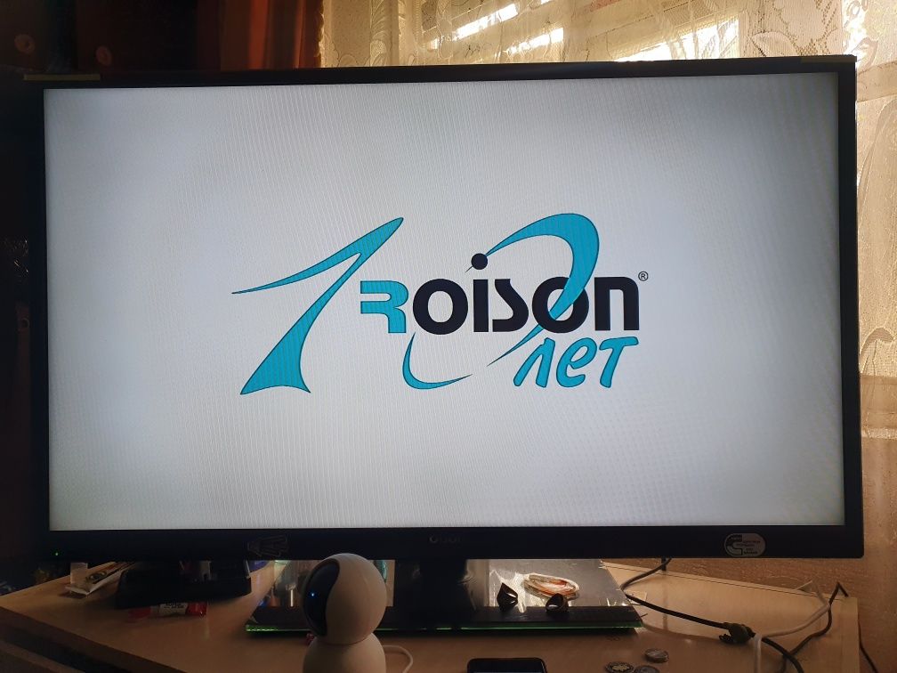 Телевизор Roison 43 диагональ, не смарт но есть поддержка 3Д.