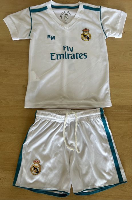 Продам спотивный костюм на мальчика