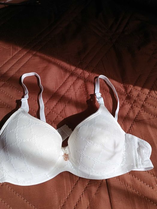 Бял дамски сутиен