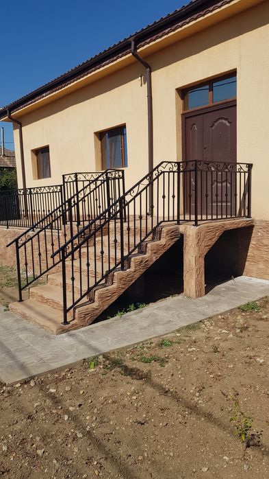 Porti, garduri , balustrade , scari interioare si exterioare etc.