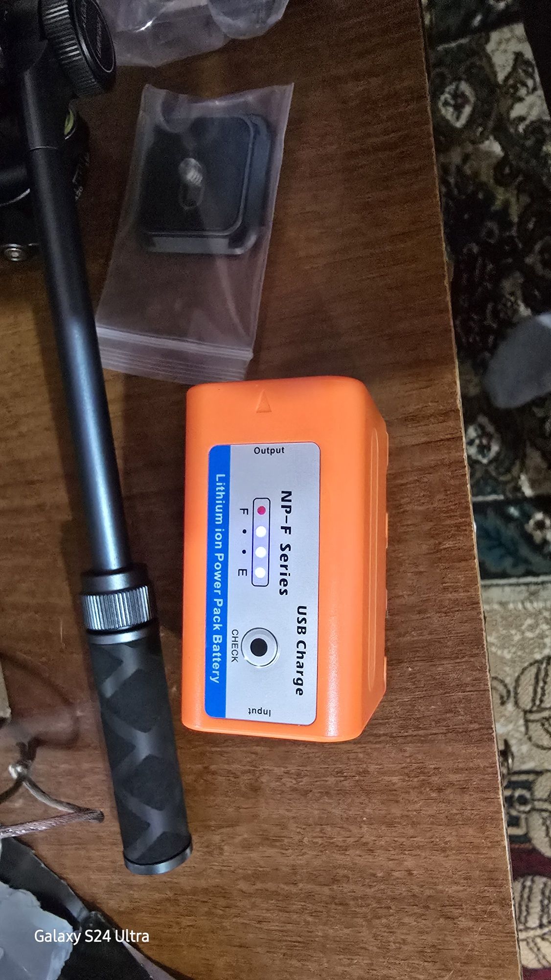 BATTERY F750USB-выход прожектор