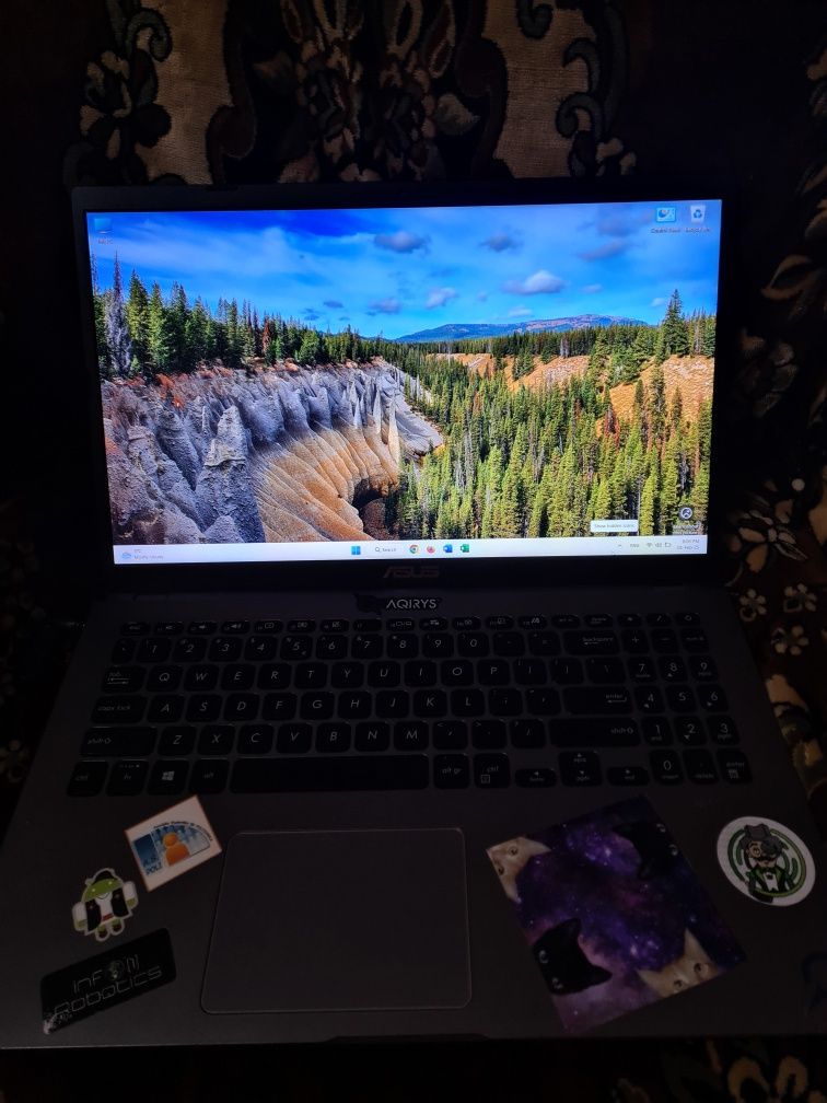 Vând laptop Asus VivoBook