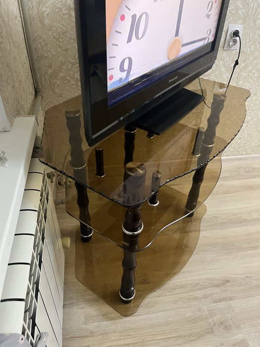 Стеклянная тумба под телевизор. Отдаем Бесплатно.