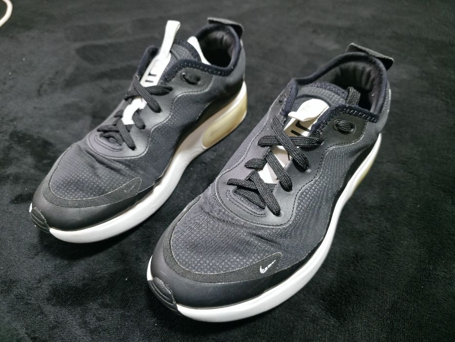 Vând adidași în stare bună.