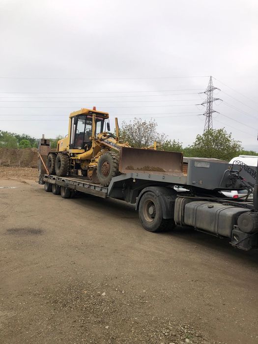 Transport utilaje cu trailer agabaritic pe latime