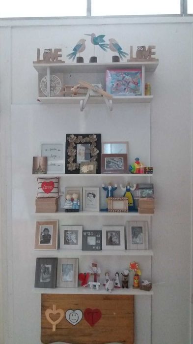 Етажерки, пейки и декорация