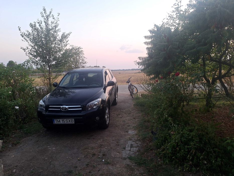 se vinde toyota rav4 an 2007  motor 2,2 dcat km 140000