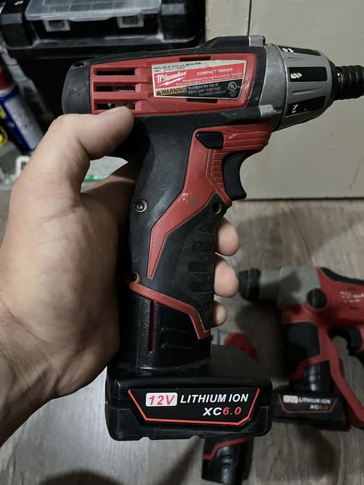 Set Milwaukee de 12 v cu baterii incluse si lanterna