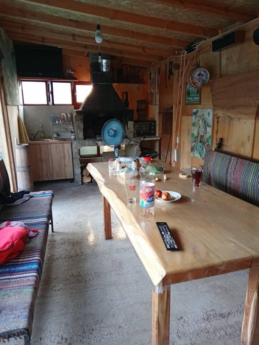 Вила с двор басейн и гараж