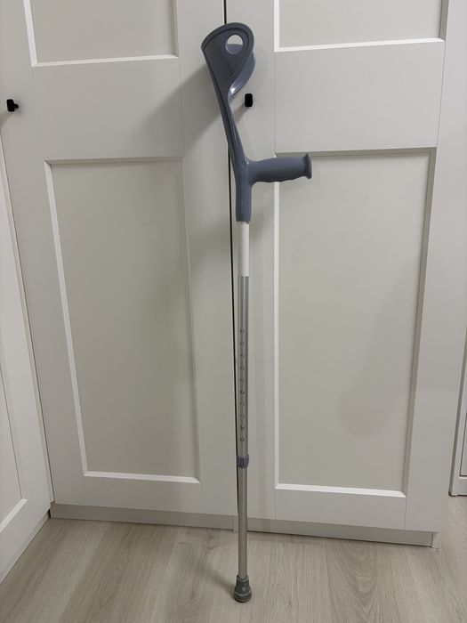 Cârjă ortopedică reglabilă – gri/aluminiu