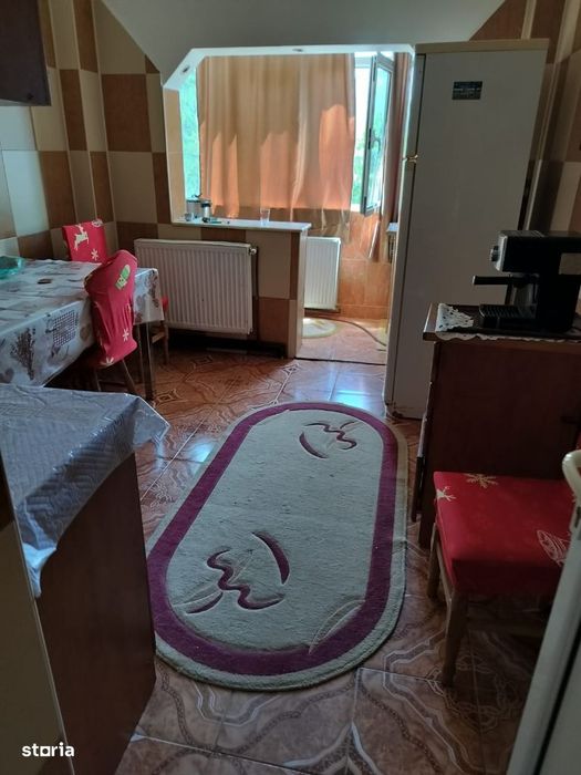 Vând apartament 4 camere Mioveni,zona Robea,etaj 1, 2 balcoane
