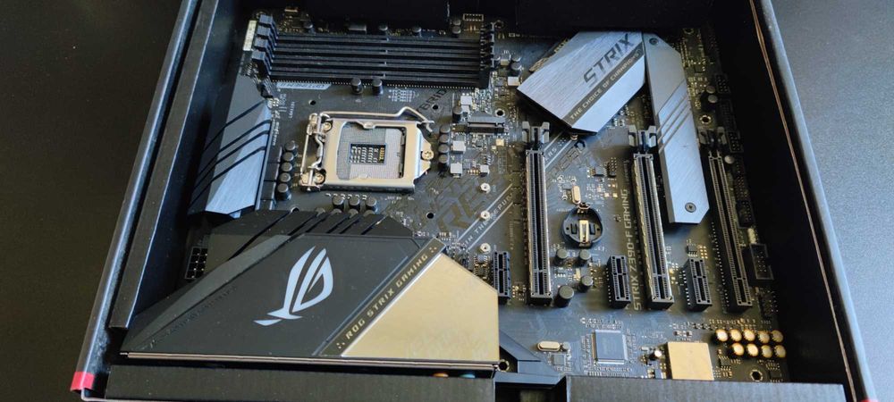 Placa de baza Asus Rog Strix Z-390-F