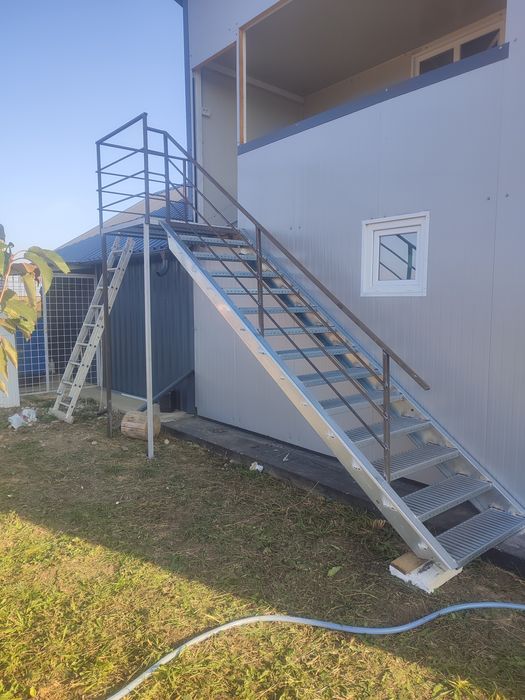 Vindem scări zincate