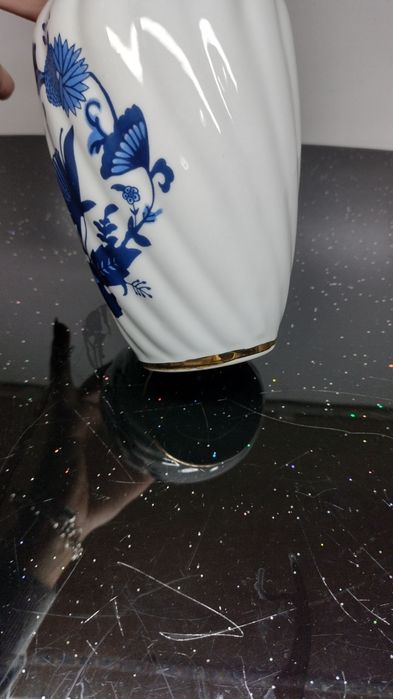 Ваза с декор син лук, без маркировка. Шарка едностранно, релеф и злато