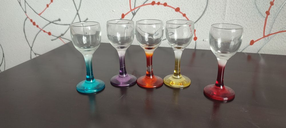 Продам рюмки с разноцветными ножками