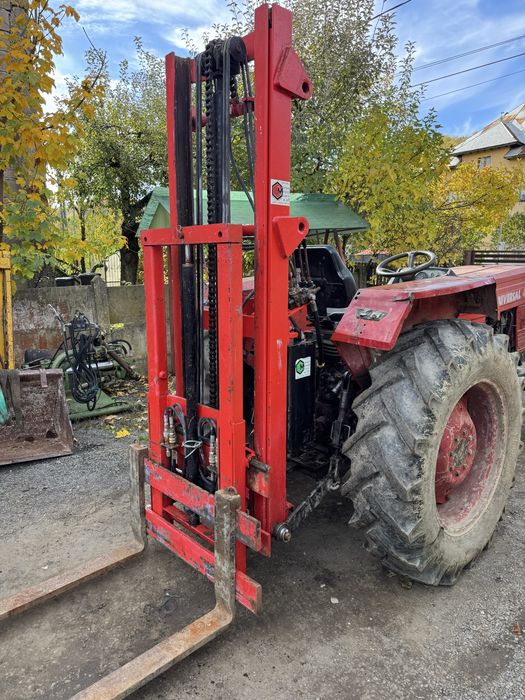 Stivuitor in tirantii tractorului cu bazin si pompa ulei