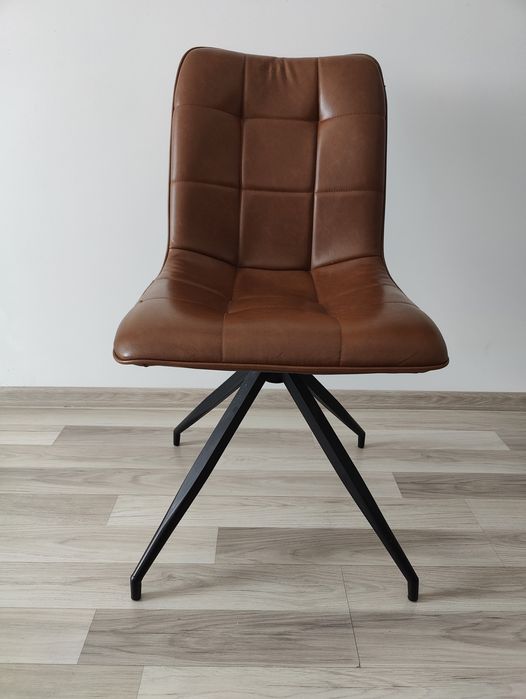 3 scaune cu tapiterie imitatie piele, cu defect al tapiteriei