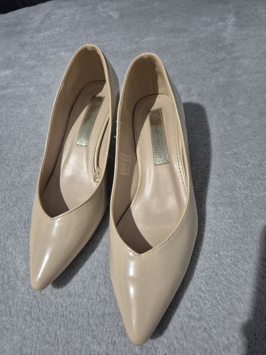 Vând pantofi lacuiți