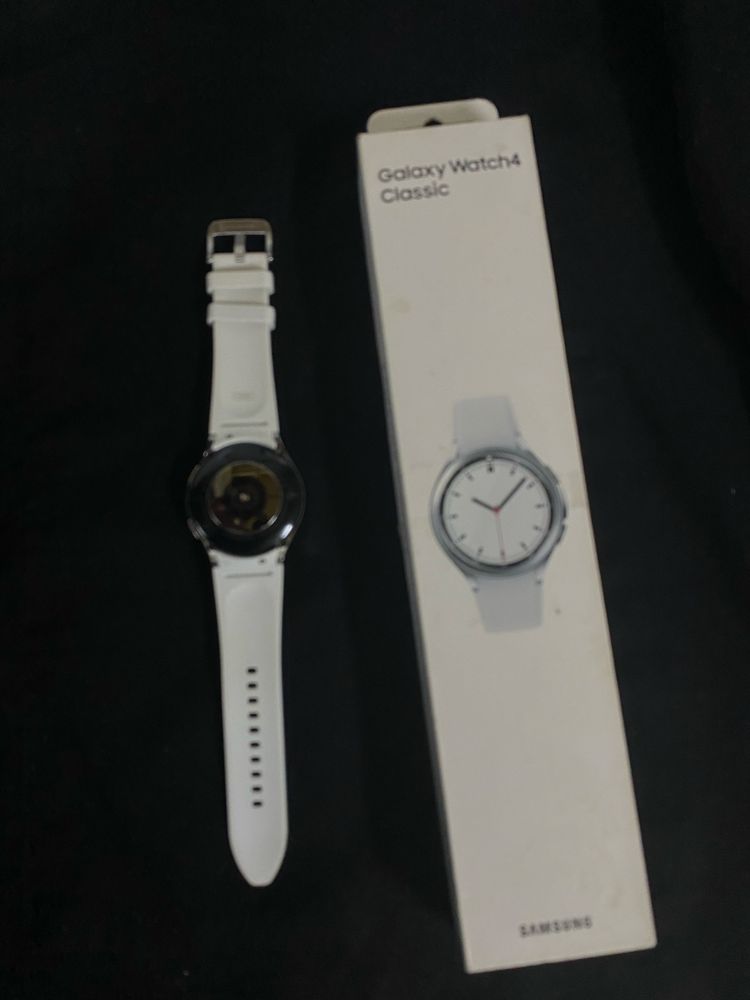 Продавам Samsung Galaxy Watch4 Classic
