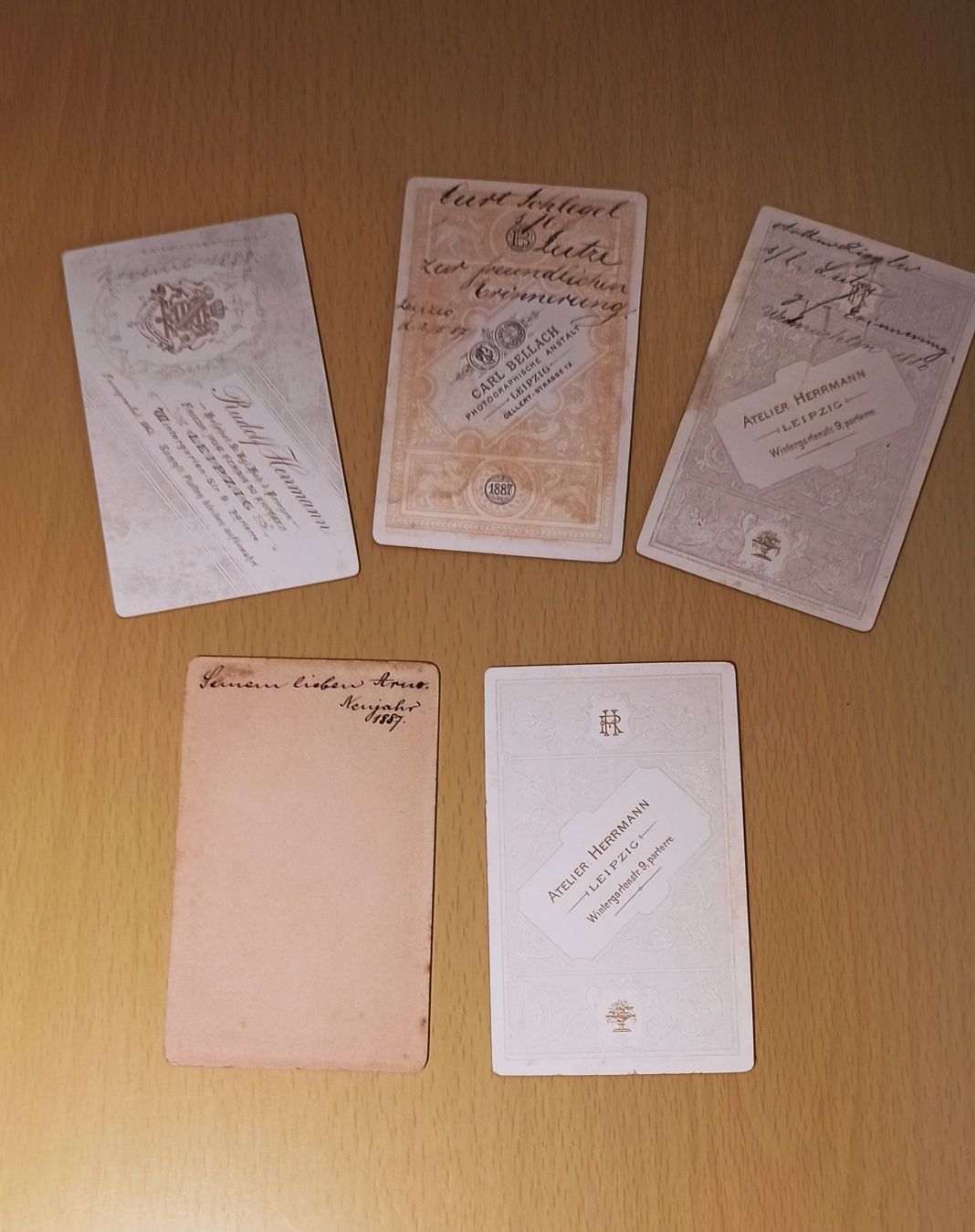 Vând fotografii  cartonate cdv format 10,5*6,5 ,anii 1887-1889