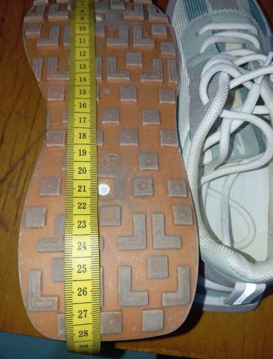 Женские кроссовки