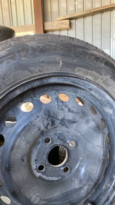 Резина с дисками б/у в хорошем состоянии от машины Киа