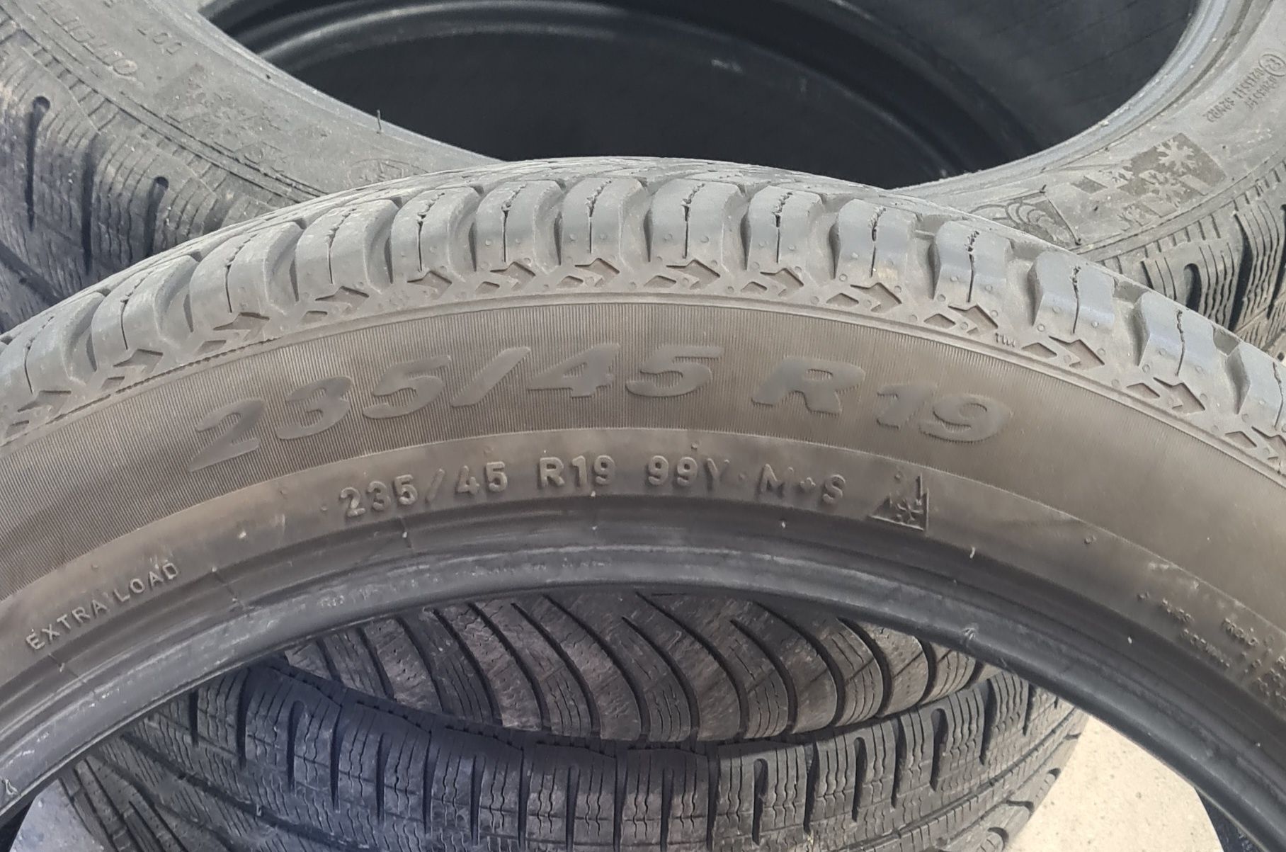 235 45 19 Pirelli  DOT 0322