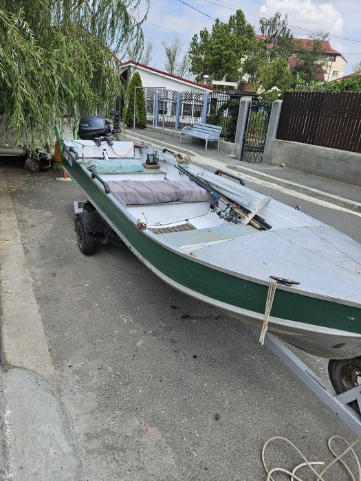 Vând barca aluminiu motor si peridoc înmatriculat