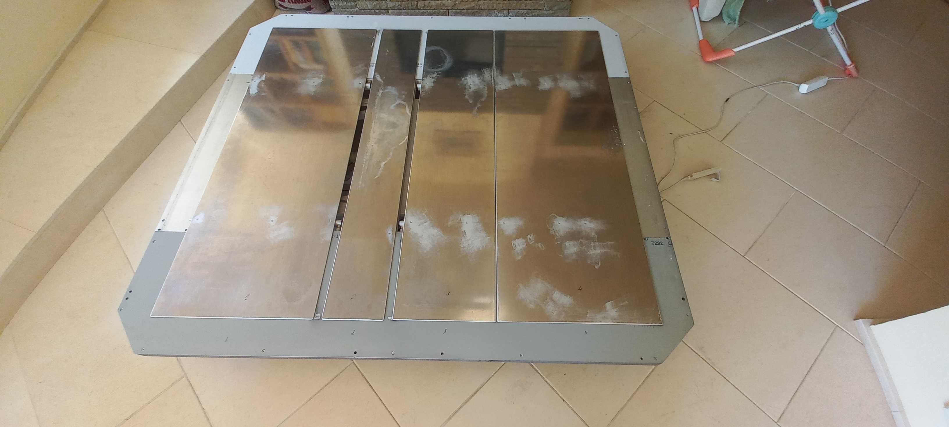Легло от инокс с повдигащ и позициониращ механизъм
